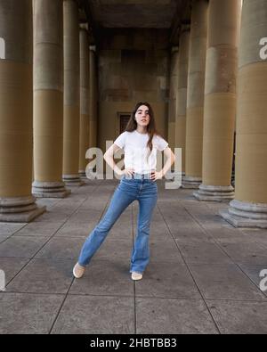 Teenager, die Jazz Dance macht, bewegt sich in einer Loggia Stockfoto