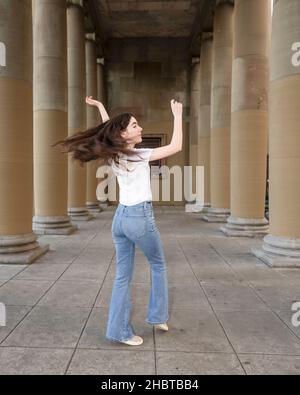 Teenager, die Jazz Dance macht, bewegt sich in einer Loggia Stockfoto