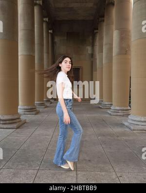 Teenager, die Jazz Dance macht, bewegt sich in einer Loggia Stockfoto