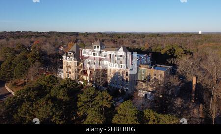 Luftaufnahmen des Crescent Hotels in Eureka Springs, Arkansas, am frühen Morgen des 2021. November. Stockfoto