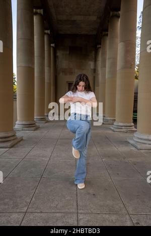 Teenager, die Jazz Dance macht, bewegt sich in einer Loggia Stockfoto