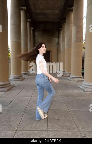 Teenager, die Jazz Dance macht, bewegt sich in einer Loggia Stockfoto