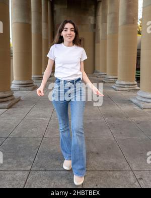 Teenager, die Jazz Dance macht, bewegt sich in einer Loggia Stockfoto