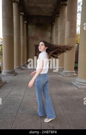 Teenager, die Jazz Dance macht, bewegt sich in einer Loggia Stockfoto