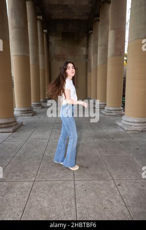 Teenager, die Jazz Dance macht, bewegt sich in einer Loggia Stockfoto