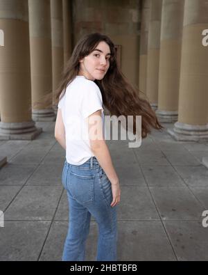 Teenager, die Jazz Dance macht, bewegt sich in einer Loggia Stockfoto