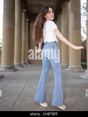 Teenager, die Jazz Dance macht, bewegt sich in einer Loggia Stockfoto