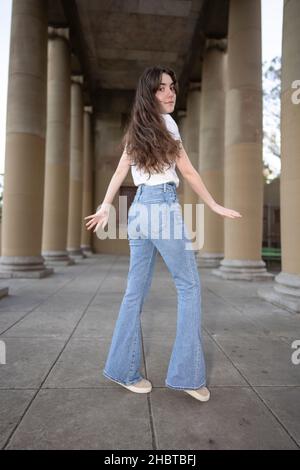 Teenager, die Jazz Dance macht, bewegt sich in einer Loggia Stockfoto