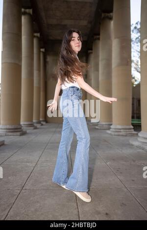 Teenager, die Jazz Dance macht, bewegt sich in einer Loggia Stockfoto