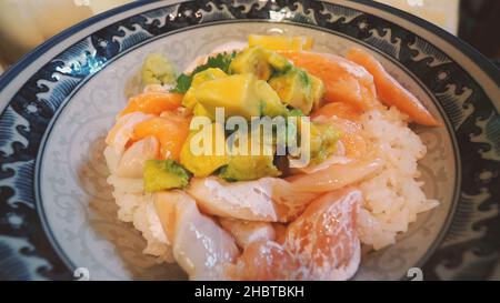 Nahaufnahmen von japanischen Meeresfrüchten, Reisschüssel oder Kaisendon Sashimi donburi oder KAISEN CHIRASHI DON mit rohen frischen krabben und Fisch aus ogura uni Stockfoto