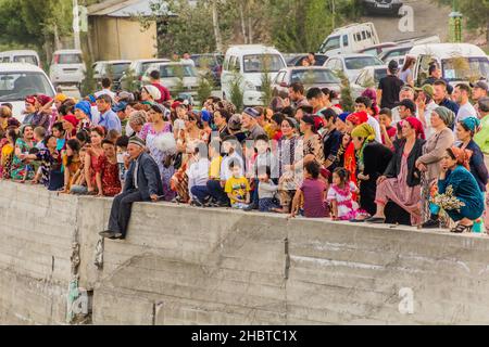PENJIKENT, TADSCHIKISTAN - 9. MAI 2018: Menschenmassen beobachten das Konzert von Anvar Sanaev in Penjikent, Tadschikistan Stockfoto