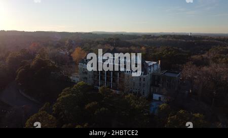 Luftaufnahmen vom Crescent Hotel in Eureka Springs, Arkansas am späten Nachmittag des 2021. November. Stockfoto