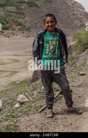 HAFT KUL, TADSCHIKISTAN - 11. MAI 2018: Junge in Marguzor Haft Kul in den Fann-Bergen, Tadschikistan Stockfoto