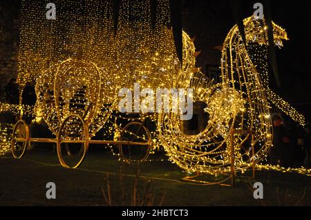 Kroatien, Rijeka 12-2021.beleuchtete Weihnachtskutschendekoration im Park. Weihnachtliche Lichtdekorationen. Christmaskridges Märchen aus Draht. Stockfoto