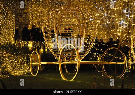 Beleuchtete Weihnachtskutsche Dekoration im Park. Weihnachtsbeleuchtung Dekorationen in Rijeka, Kroatien. Weihnachten Kutschenmärchen aus Draht und Stockfoto