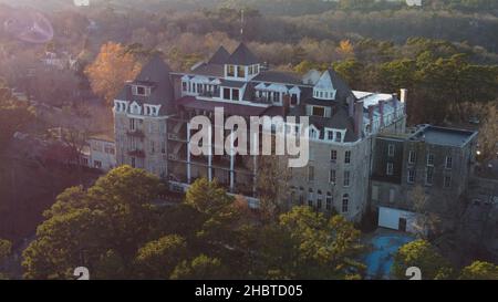 Luftaufnahmen vom Crescent Hotel in Eureka Springs, Arkansas am späten Nachmittag des 2021. November. Stockfoto