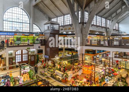 Die Markthalle von Wrocław (Hala Targowa we Wrocławiu) wurde von Richard Plüddemann entworfen und 1908 fertiggestellt. Voll mit Lebensmitteln, Lebensmittelgeschäften und Weihnachtsständen. Stockfoto