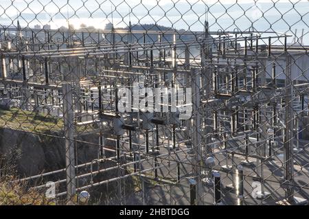 Das elektrische Unterwerk ist Teil eines elektrischen Erzeugungs-, Übertragungs- und Verteilungssystems. Umspannwerke transformieren die Spannung von hoch zu niedrig. Stockfoto