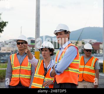 2010s Vietnam: USAID Vietnam Mission Director Michael Greene besucht die Umweltsanierungsstelle von Danang ca. 4. August 2016 Stockfoto