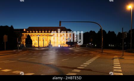 KIEL, DEUTSCHLAND - 18. Nov 2021: Nachtansicht des beleuchteten Gebäudes der Sparkasse in Kiel Stockfoto