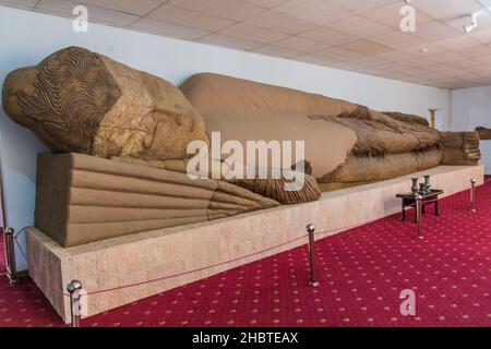 DUSCHANBE, TADSCHIKISTAN - 15. MAI 2018: Liegender Buddha im Nationalmuseum von Tadschikistan in Duschanbe, der Hauptstadt Tadschikistans Stockfoto