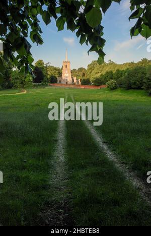 Großbritannien, England, Hertfordshire, Much Hadham, St. Andrew's Church bei Sonnenuntergang. Stockfoto