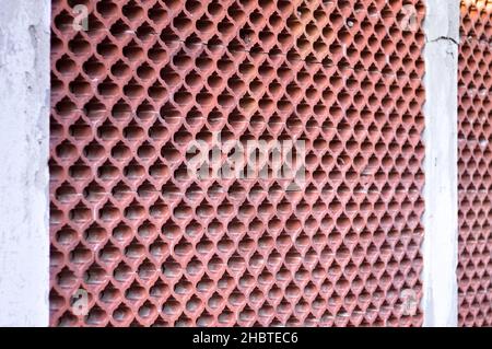 Hintergrund einer Mauer mit ornamentalen ogivalen Ziegeln (Pesaro, Italien, Europa) Stockfoto