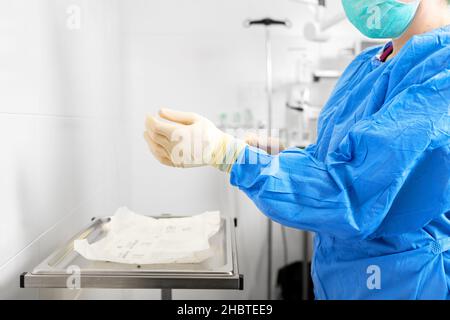 Die Ärztin trägt einen Schutzanzug und ist bereit, sich im Isolationsraum um die Coronavirus-Patientin zu kümmern. Hochwertige Fotos Stockfoto