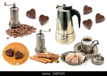 Kaffeekocher, Kaffeemühle, Kaffeebohnen und Süßigkeiten isoliert auf weißem Hintergrund. Collage. Stockfoto