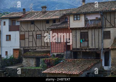 Typische Häuser der Stadt Hervas in Caceres in Spanien. Stockfoto