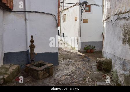 Straße in der hübschen Stadt Hervas in Caceres, Spanien. Stockfoto