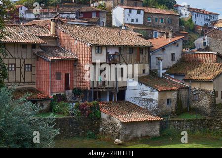 Typische Häuser der Stadt Hervas in Caceres in Spanien. Stockfoto