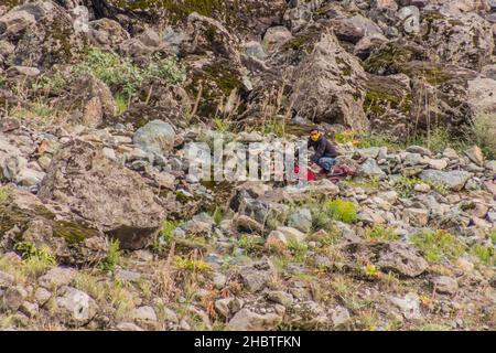 BADAKHSHAN, AFGHANISTAN - 17. MAI 2018: Motorradfahrer in der Provinz Badakhshan in Afghanistan Stockfoto