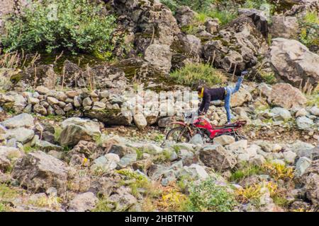 BADAKHSHAN, AFGHANISTAN - 17. MAI 2018: Motorradfahrer in der Provinz Badakhshan in Afghanistan Stockfoto