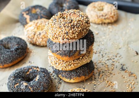 Frisch gebackene Sesam- und Mohn-Bagels. Nahaufnahme. Stockfoto