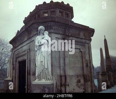 Glasgow, Schottland, Großbritannien 21st Dezember, 2021.Touristen strömen am Tag der Wintersonnenwende Druiden Nekropolis John Houldsworth Mausoleum mit Statuen der Hoffnung des Glaubens und der Nächstenliebe dekoriert ist dies Nächstenliebe mit Infrarotkamera fotografiert , Friedhof auf dem ehemaligen Zentrum für Druidenhain gebaut und nach dem Vorbild des Friedhofs Père Lachaise in Paris. Credit Gerard Ferry/Alamy Live News Stockfoto