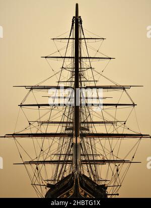Takelage auf einem hohen Schiff bei Sonnenaufgang Stockfoto