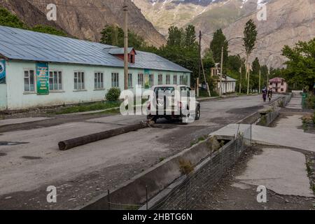 RUSHAN, TADSCHIKISTAN - 20. MAI 2018: Auto zieht einen Balken auf einer Straße in der Stadt Rushan, Tadschikistan Stockfoto