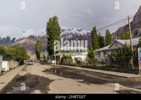 RUSHAN, TADSCHIKISTAN - 20. MAI 2018: Straße in der Stadt Rushan, Tadschikistan Stockfoto