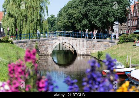 RHEINBACH, DEUTSCHLAND 26. Juni 2020 die Kanäle mit Brücke und Häusern in der Stadt Friedrichstadt Stockfoto