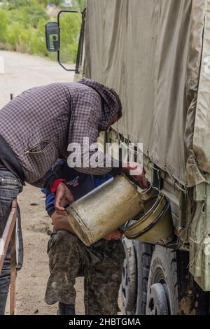 WAKHAN VALLEY, TADSCHIKISTAN - 22. MAI 2018: Benzinabfüllung im Wakhan Valley, Tadschikistan. Stockfoto