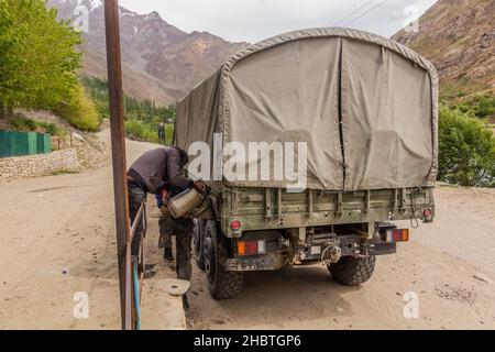 WAKHAN VALLEY, TADSCHIKISTAN - 22. MAI 2018: Benzinabfüllung im Wakhan Valley, Tadschikistan. Stockfoto