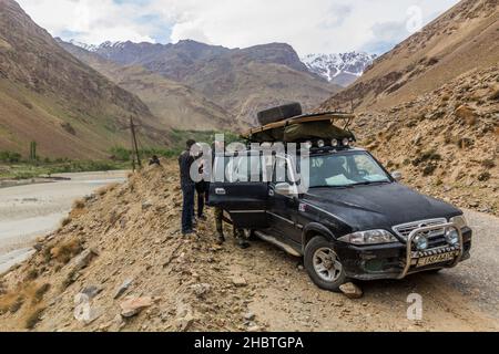 WAKHAN-TAL, TADSCHIKISTAN - 22. MAI 2018: Fahrzeug wird im Wakhan-Tal, Tadschikistan, repariert. Stockfoto