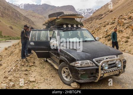 WAKHAN-TAL, TADSCHIKISTAN - 22. MAI 2018: Fahrzeug wird im Wakhan-Tal, Tadschikistan, repariert. Stockfoto