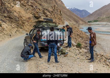 WAKHAN-TAL, TADSCHIKISTAN - 22. MAI 2018: Fahrzeug wird im Wakhan-Tal, Tadschikistan, repariert. Stockfoto