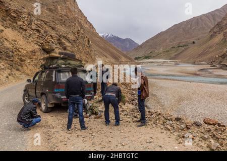 WAKHAN-TAL, TADSCHIKISTAN - 22. MAI 2018: Fahrzeug wird im Wakhan-Tal, Tadschikistan, repariert. Stockfoto