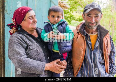 WAKHAN-TAL, TADSCHIKISTAN - 22. MAI 2018: Dorfbewohner im Wakhan-Tal, Tadschikistan. Stockfoto