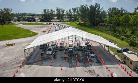 Hialeah, Florida, USA. 21st Dez 2021. Lange Autoschnur an der COVID-19-Test- und Impfstelle in South Florida. Florida meldete einen Anstieg von mehr als 18.000 neuen fällen der omicron-Variante COVID-19 in den letzten zwei Tagen. Kredit: Yaroslav Sabitov/YES Market media/Alamy Live Nachrichten Stockfoto