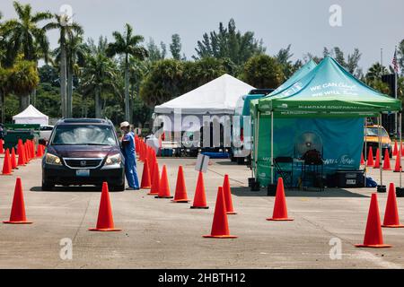 Hialeah, Florida, USA. 21st Dez 2021. Lange Autoschnur an der COVID-19-Test- und Impfstelle in South Florida. Florida meldete einen Anstieg von mehr als 18.000 neuen fällen der omicron-Variante COVID-19 in den letzten zwei Tagen. Kredit: Yaroslav Sabitov/YES Market media/Alamy Live Nachrichten Stockfoto