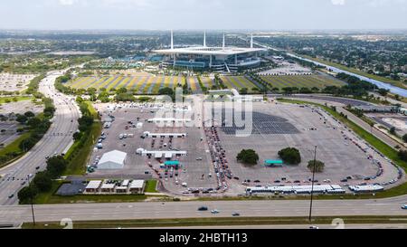 Miami Gardens, Florida, USA. 21st Dez 2021. Lange Autoschnur an der COVID-19-Test- und Impfstelle in South Florida. Florida meldete einen Anstieg von mehr als 18.000 neuen fällen der omicron-Variante COVID-19 in den letzten zwei Tagen. Kredit: Yaroslav Sabitov/YES Market media/Alamy Live Nachrichten Stockfoto